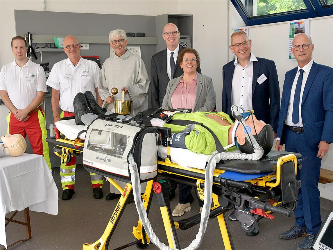 Tag der offenen Tür in der Rettungswache Emmerich: Landrat Christoph Gerwers (4. v. l.) mit Bürgermeister Peter Hinze (r.) sowie (v. l.) der Wachleitung Simon Trilsbeek und Guido Janssen, den leitenden Notfallseelsorgenden Peter Bromkamp und Kerstin Pekur-Vogt sowie Jürgen Baetzen, Fachbereichsleiter Rettungsdienst und Bevölkerungsschutz. NN-Foto: Rüdiger Dehnen