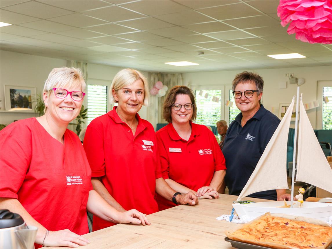 Tagsüber betreut das Tagespflege-Team um Leitung Dörthe Voß (l.) bis zu 17 Senioren. Abends können sich dann Angehörige beim Stammtisch über ihre Erfahrungen austauschen.Foto: Caritasverband Geldern-Kevelaer