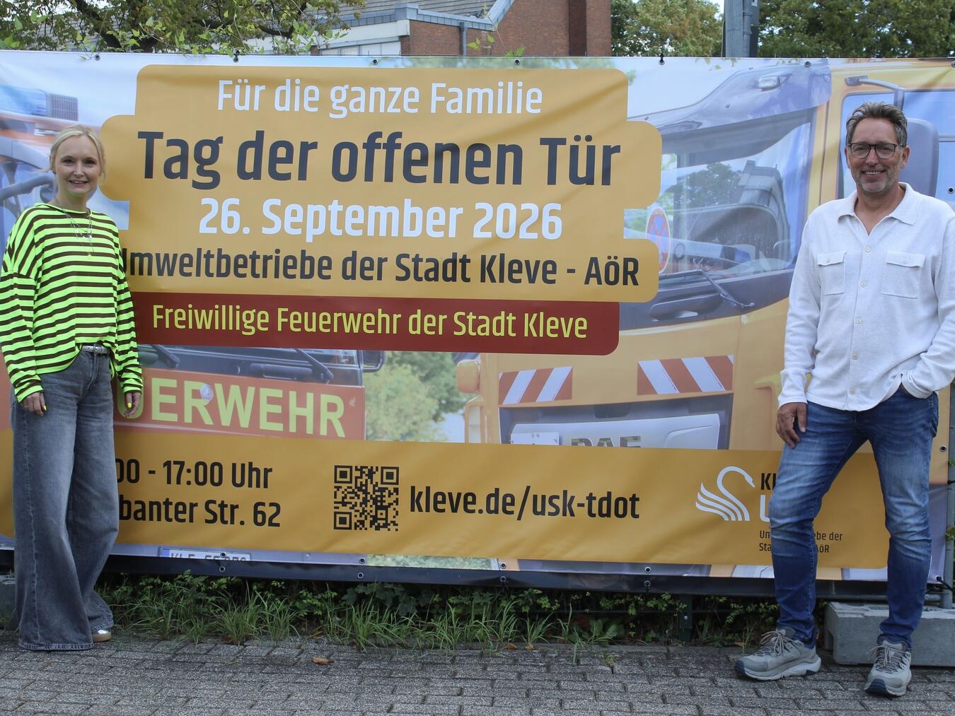 "Umweltbetriebe und Feuerwehr Tag der offenen Tür, Besucher erkunden Fahrzeuge und Ausrüstung"