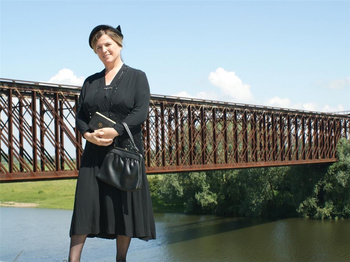 Tante Minchen an der Eisenbahnbrücke Griethausen. Foto: WTM