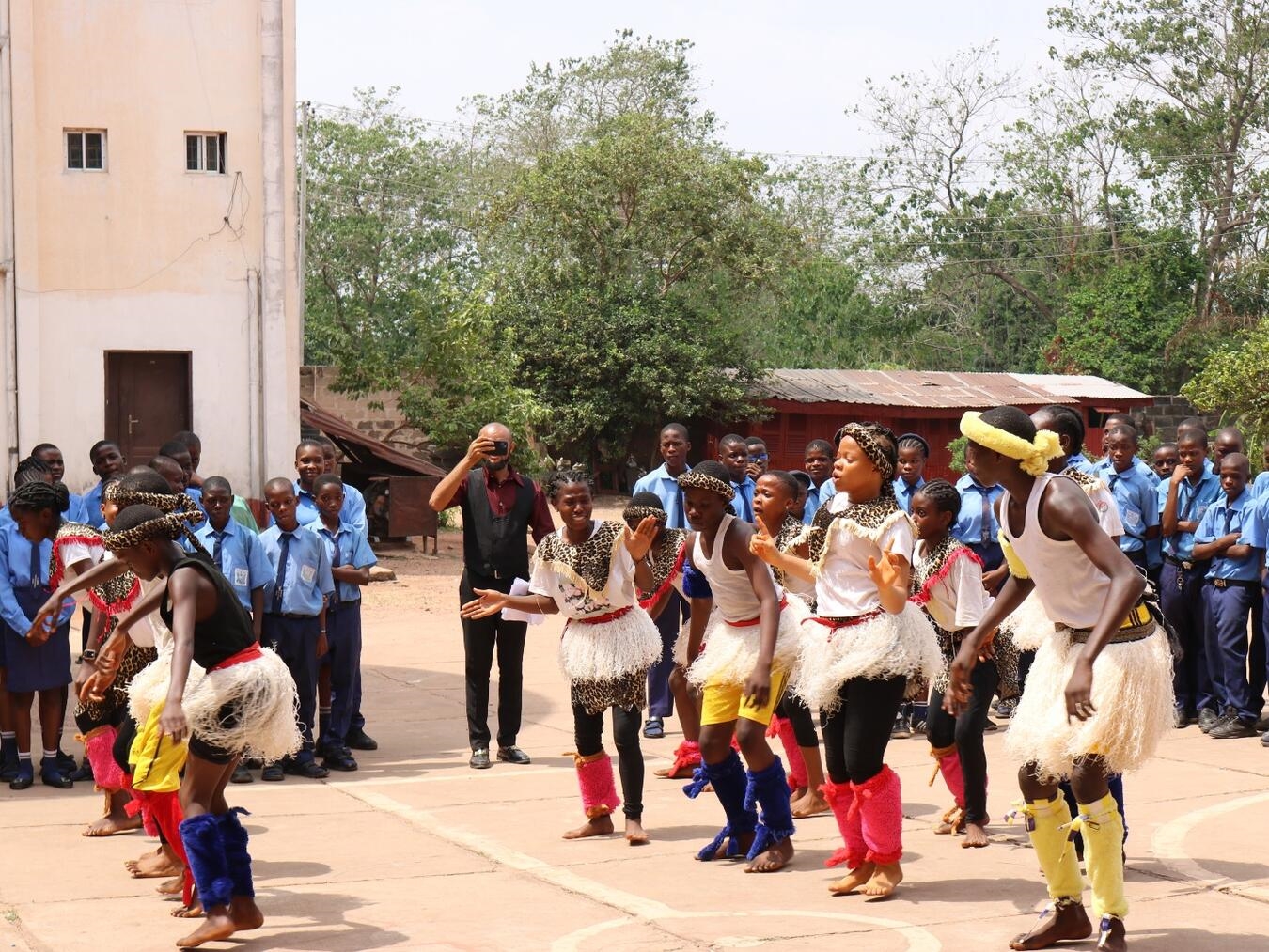 Tanz der nigerianischen Schüler als Dankeschön. Foto: privat