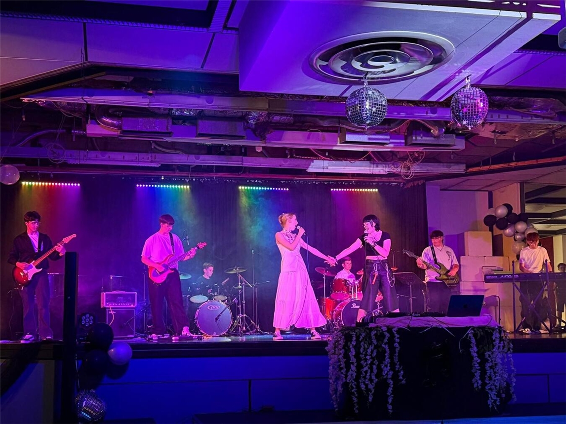 "Szene aus Musical-Show 'Willi on Stage' in Emmerich mit Tanzperformance"