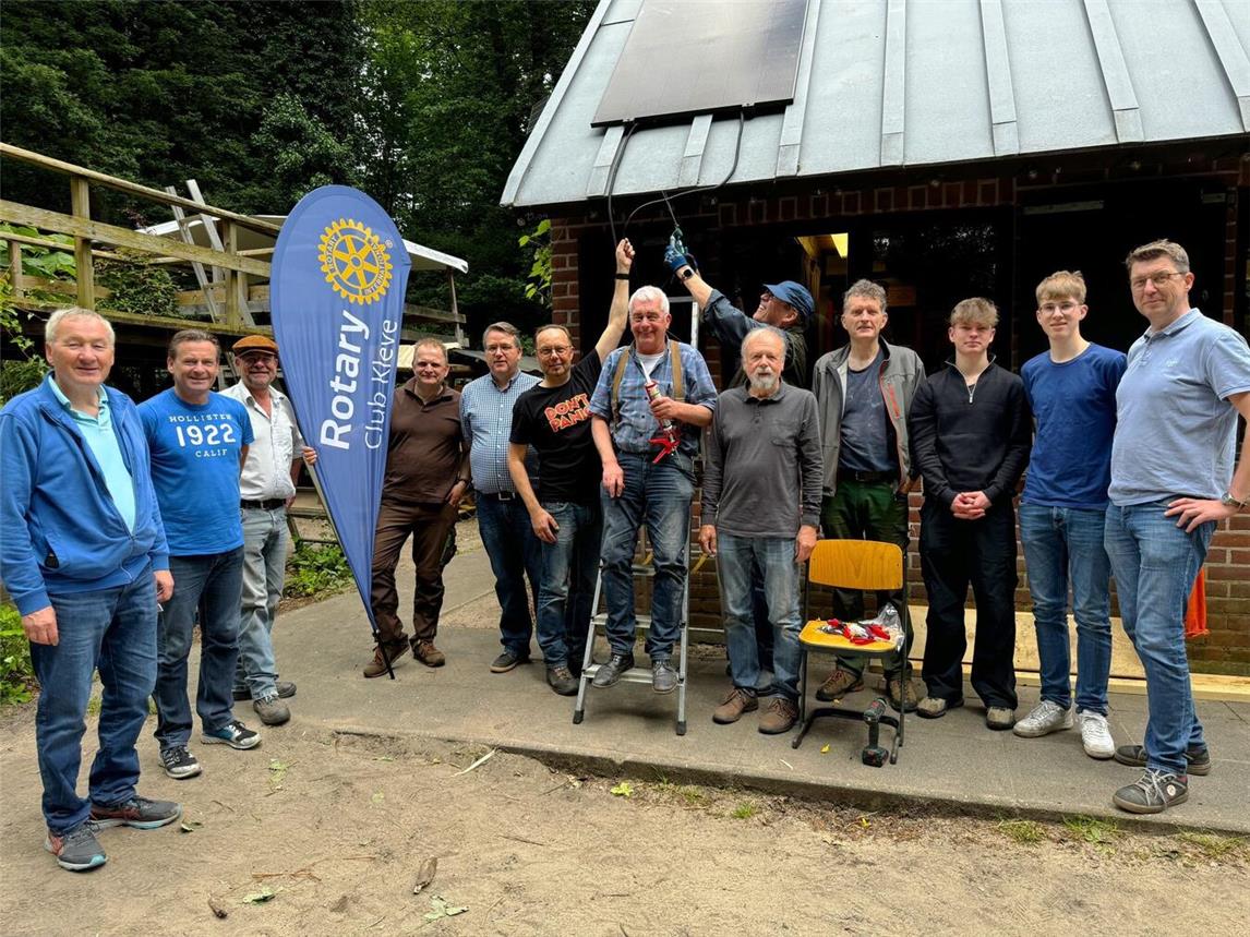 Tatkräftig am Robinsonspielplatz: Mitglieder des Klever Rotary Clubs installierten auf dem Dach des Spielplatzes eine kleine Photovoltaik-Anlage. Grünschnittarbeiten wurden ebenfalls verrichtet. Foto: Rotarier