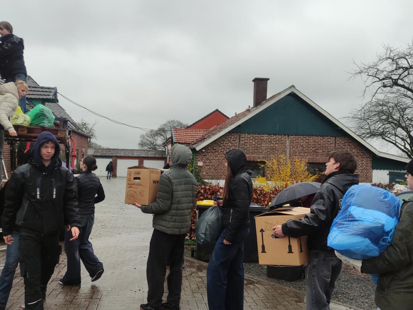 Tatkräftiges Anpacken für den guten Zweck stand kürzlich für einige Schüler des Städtischen Gymnasiums Goch auf dem Programm. Sie unterstützten eine humanitäre Hilfsaktion in der FeG Auslandshilfe in Uedem. Foto: privat