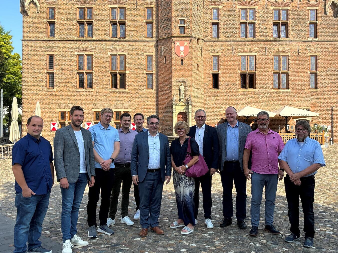 B67n und staatliche Förderprogramme Tauschten sich aus (v.l.): Kai-Uwe Ekers (SPD-Ortsvereinsvorsitzender), Martin Lindau (Fachbereichsleiter Verwaltungssteuerung und -service), Stephan Paeßens (Stadtkämmerer, Fachdienstleiter Finanzmanagement), Christoph Dames (Fachdienstleiter Planen, Bauen und Grünordnung), Stefan Urselmans (Fachbereichsleiter Bürgerdienste), Stefan Rouenhoff MdB, Bürgermeisterin Dr. Britta Schulz, Ansgar Boßmann (Fraktionsvorsitzender CDU), Thomas Mülling (Leiter Stabsstelle Gebäudemanagement), Günter Pageler (Fraktionsvorsitzender Freie Bürger Kalkar (FBK)), Johannes Kösters (Fraktionsvorsitzender Forum Kalkar). Foto: Wahlkreisbüro Stefan Rouenhoff