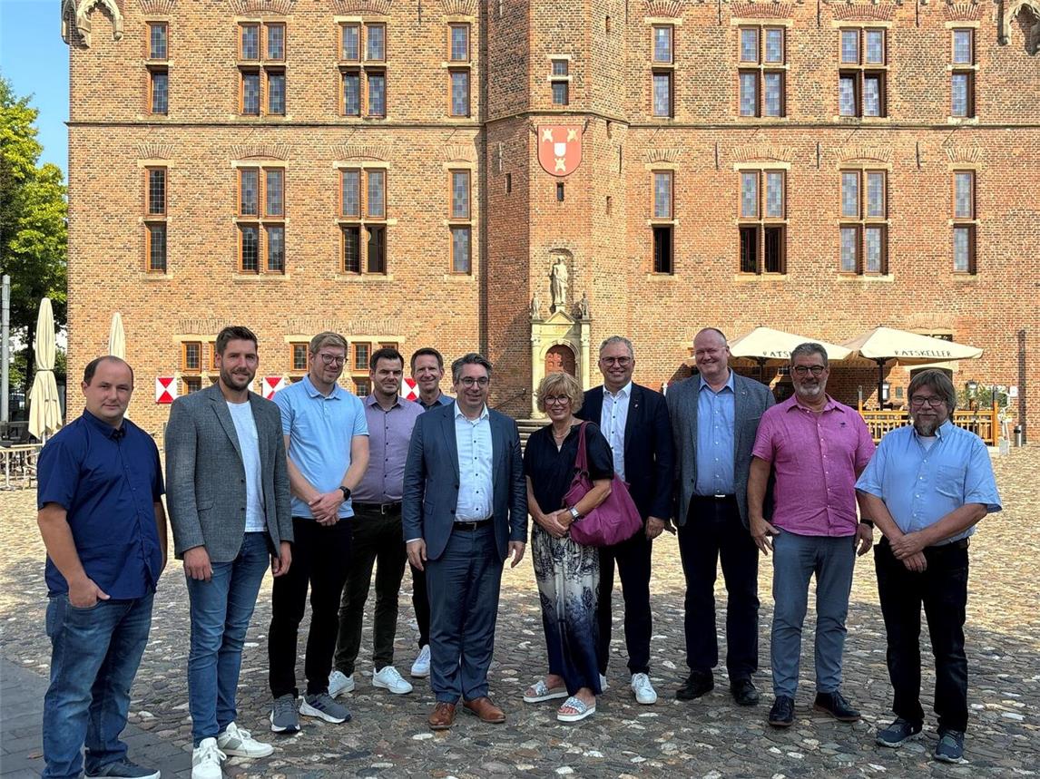 Tauschten sich aus (v.l.): Kai-Uwe Ekers (SPD-Ortsvereinsvorsitzender), Martin Lindau (Fachbereichsleiter Verwaltungssteuerung und -service), Stephan Paeßens (Stadtkämmerer, Fachdienstleiter Finanzmanagement), Christoph Dames (Fachdienstleiter Planen, Bauen und Grünordnung), Stefan Urselmans (Fachbereichsleiter Bürgerdienste), Stefan Rouenhoff MdB, Bürgermeisterin Dr. Britta Schulz, Ansgar Boßmann (Fraktionsvorsitzender CDU), Thomas Mülling (Leiter Stabsstelle Gebäudemanagement), Günter Pageler (Fraktionsvorsitzender Freie Bürger Kalkar (FBK)), Johannes Kösters (Fraktionsvorsitzender Forum Kalkar). Foto: Wahlkreisbüro Stefan Rouenhoff