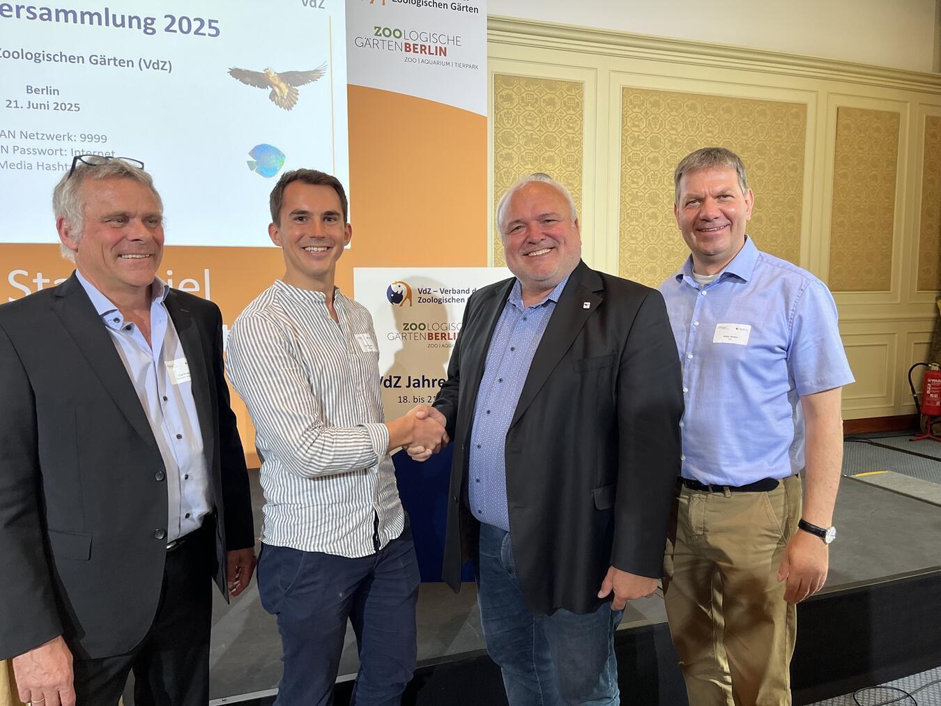 Tauschten sich in Berlin aus (v.l.): Dag Encke (Präsident VdZ), Martin Polotzek (Tiergarten Kleve), Jörg Junghold (Past-Präsident VdZ) und Volker Homes (Geschäftsführer VdZ). Foto: Tiergarten Kleve