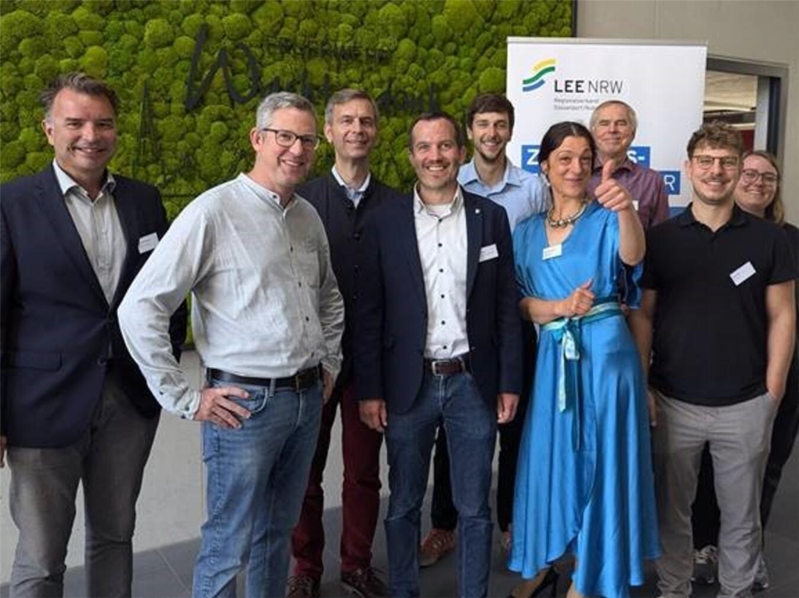 Tauschten sich in Wachtendonk aus: (v.l.n.r.) Michael Hübner (SL Naturenergie), Alexander Pasch (Kämmerer Wachtendonk), Stephan Wolters (MdL), Bernd Kuse (Bürgermeister Straelen), Jakob Schmid (Geschäftsstelle LEE NRW), Paula Backhaus (Vorstand LEE NRW), Hardy Schmitz (Vorstand LEE NRW), Alex Peel (wpd) und Christine Buse (Geschäftsstelle LEE NRW). Foto: LEE
