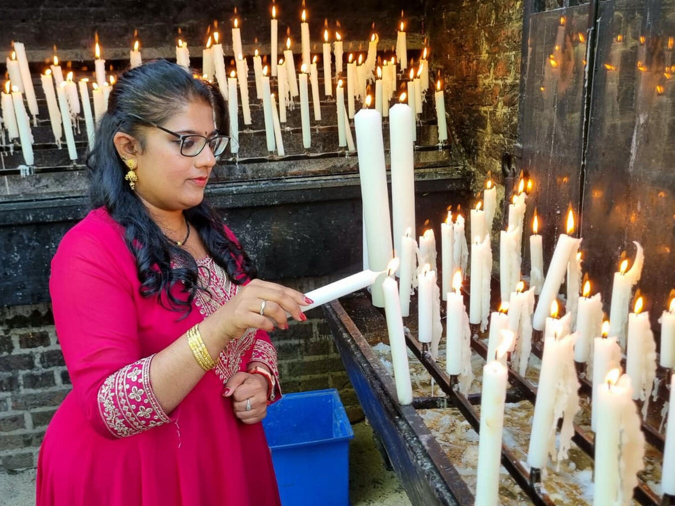 "Tausende brennende Kerzen in der Kapelle, entzündet von tamilischen Gläubigen bei einer religiösen Zeremonie."