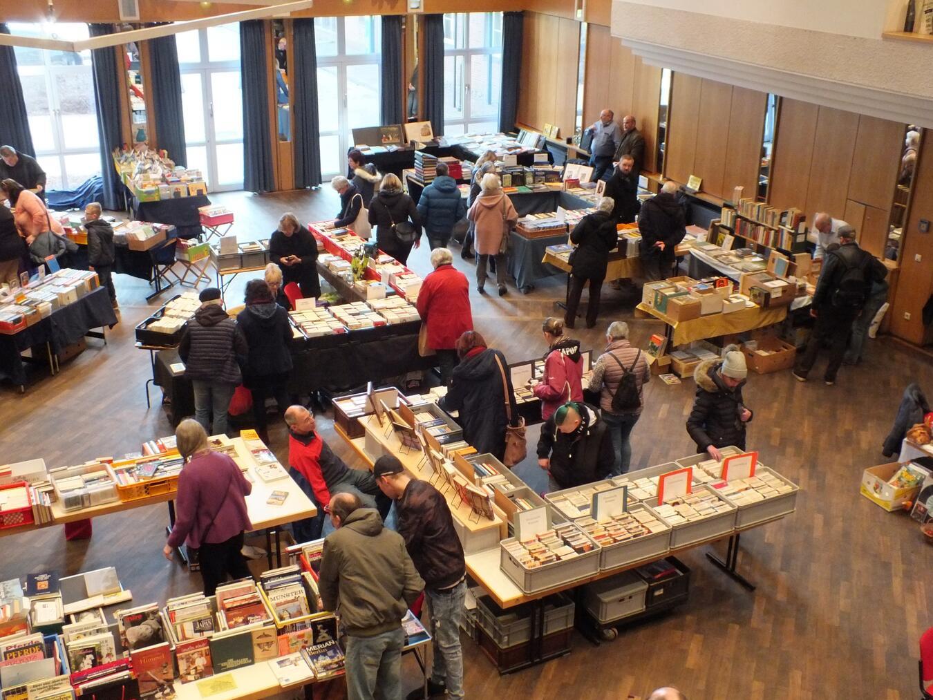 Tausende literarische Schätze gibt es beim Büchermarkt im Reeser Bürgerhaus. Foto: Stadt Rees