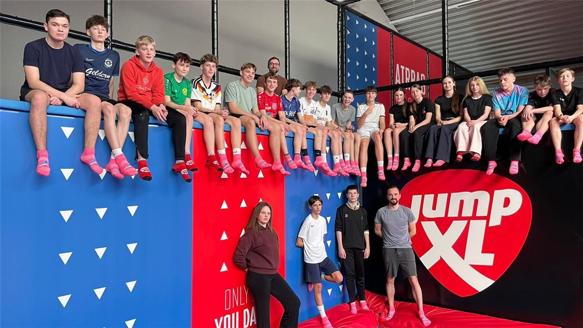 Teambuilding im Trampolinpark: Die Sporthelfer der Gesamtschule Geldern. Foto: privat