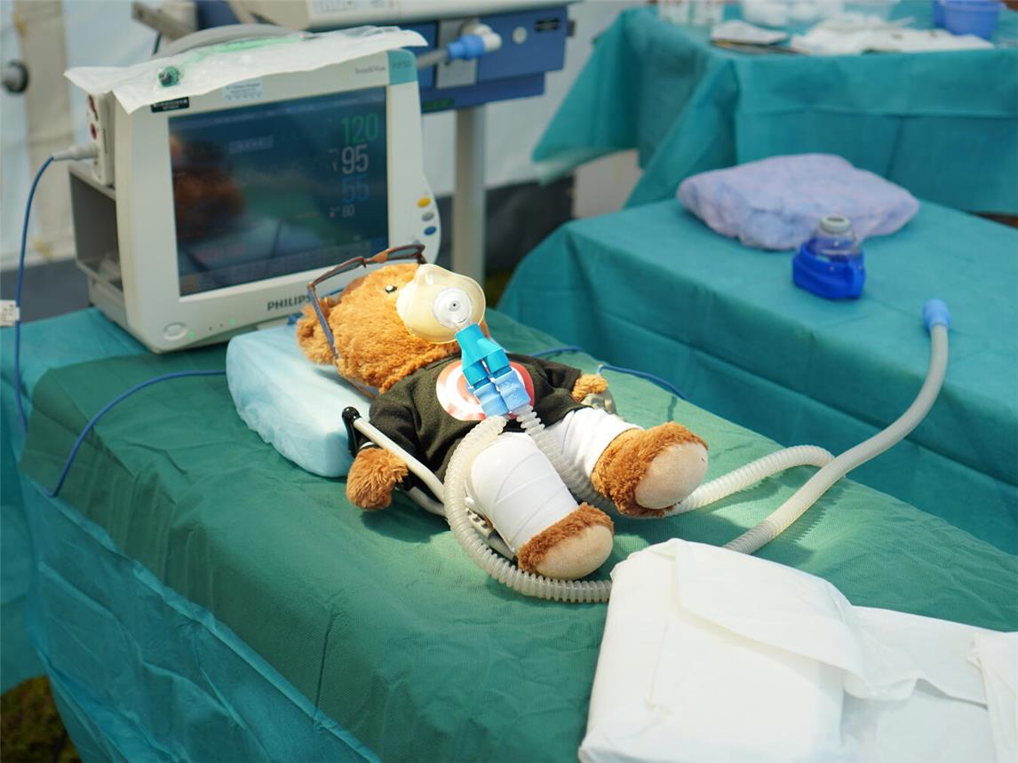 Teddy lässt sich behandeln, denn Angst vor dem Krankenhaus hat er im Teddykrankenhaus des St.-Clemens-Hospitals Geldern ganz bestimmt nicht.Foto: St.-Clemens-Hospital