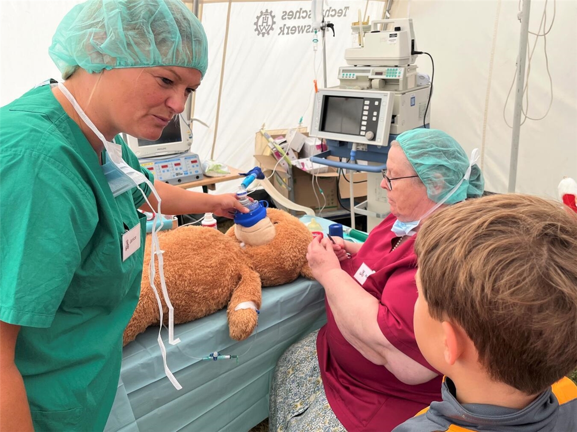 Teddy muss im Teddykrankenhaus des St.-Clemens-Hospitals Geldern operiert werden. Er hat Probleme mit der Schilddrüse.Foto: St.-Clemens-Hospital