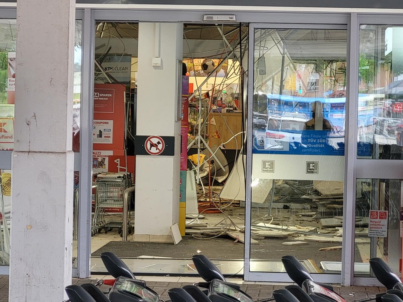 "Herabgestürzte Decke nach Geldautomatensprengung im Kaufland Rees, Eingangsbereich, Zerstörung, Kriminalität"