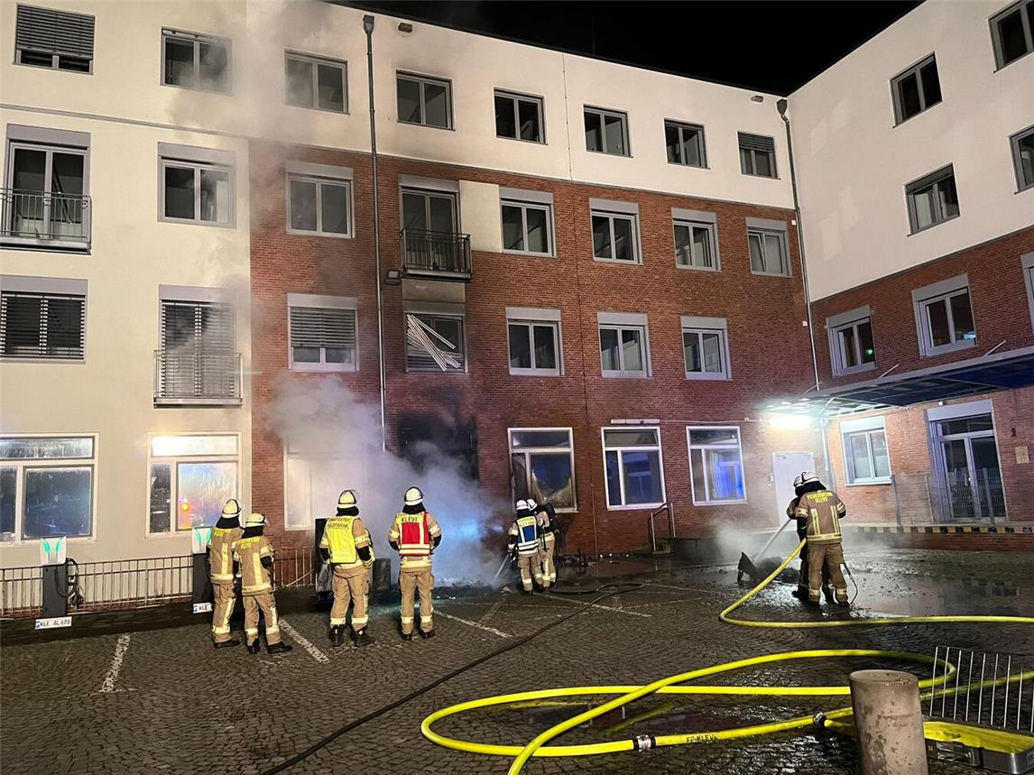 Teile der Fassade nahmen Schaden. Foto: Feuerwehr Kleve