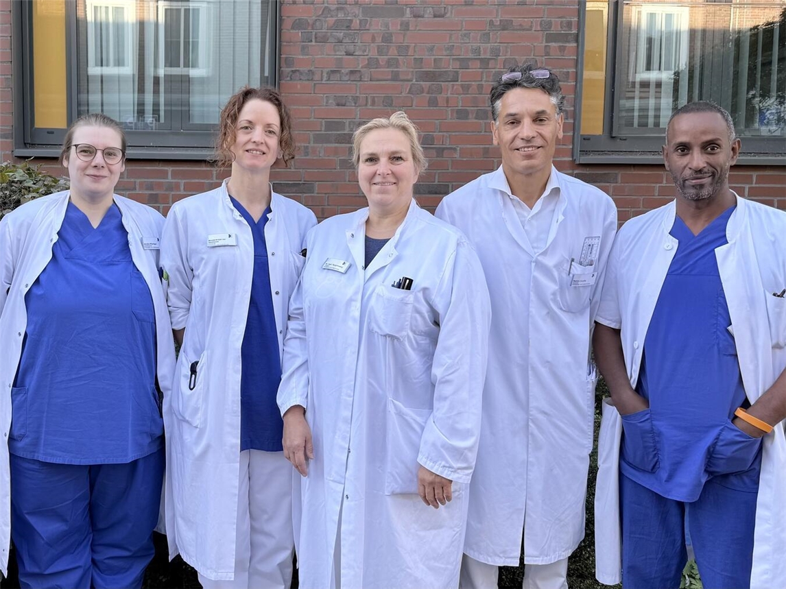 Teile des Ärzteteams der Emmericher Abteilung Orthopädie und Unfallchirurgie: (v. l.) Annika Wientges, Marieke van Werkhoven (Oberärztin), Dr. med. Tanja Kostuj (Chefärztin), Ramin Cordis (Oberarzt) und. Josef Tekie. Foto: St.-Willibrord-Spital Emmerich