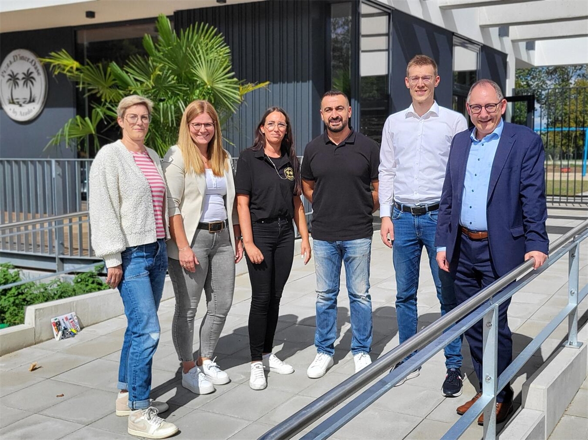 Eröffnung der Reeser Wasser-Freizeit mit Projektleiterin, Gastronomen und Bürgermeister vor Ort.