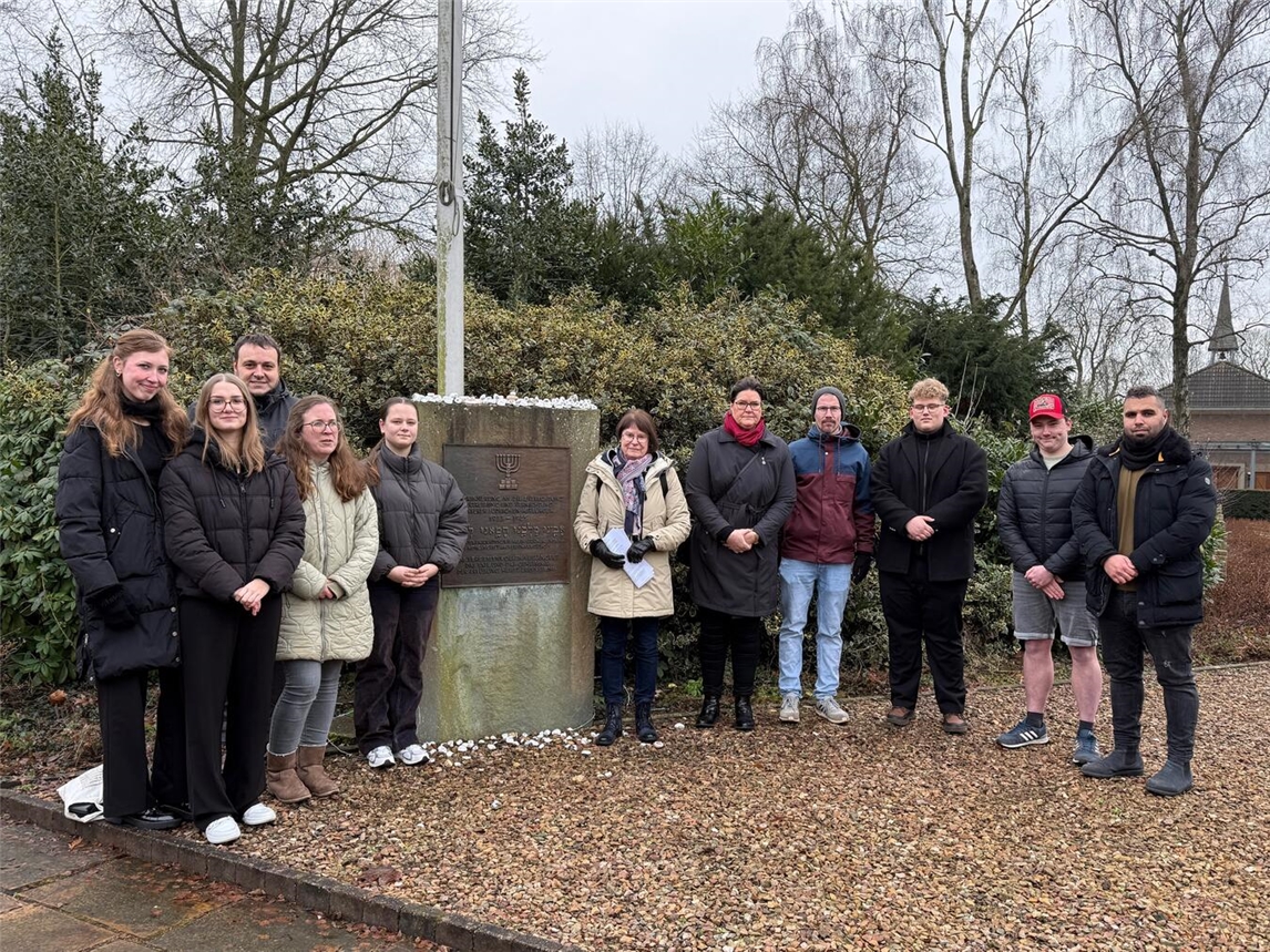 Teilnehmer der Gedenk-Veranstaltung am jüdischen Gedenkstein auf dem Ehrenfriedhof Friedensstraße in Emmerich. Foto: Pro Kultur