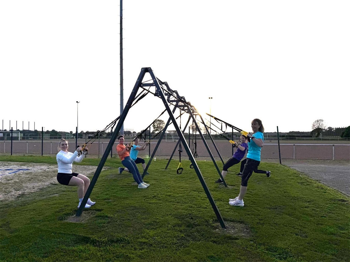 Teilnehmer des Bootcamp-Kurses beim Training am neuen TRX-Rack. Foto: RW Germania Wemb