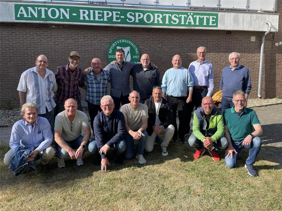 Teilnehmer des Treffens waren (hinten, v.l.) Stefan Kolkau, Marco van Beek, Andre Driessen, Dario, Mastrolia, Hans Scheidtweiler, Erol Lom, Klaus Heering, Gerhard van Beek (Betreuer), (vorne, v.l.) Oliver Teipel, Dirk Roggartz, Markus Daute, Stephan Scheidtweiler, Andreas Timmer, Ralf Bongartz, Willi van Beek. Foto: privat