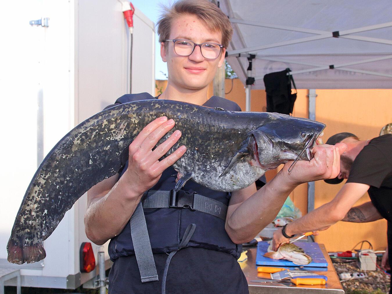 Teilnehmer Mikas fing einen 82 Zentimeter langen Wels. NN-Foto: TL
