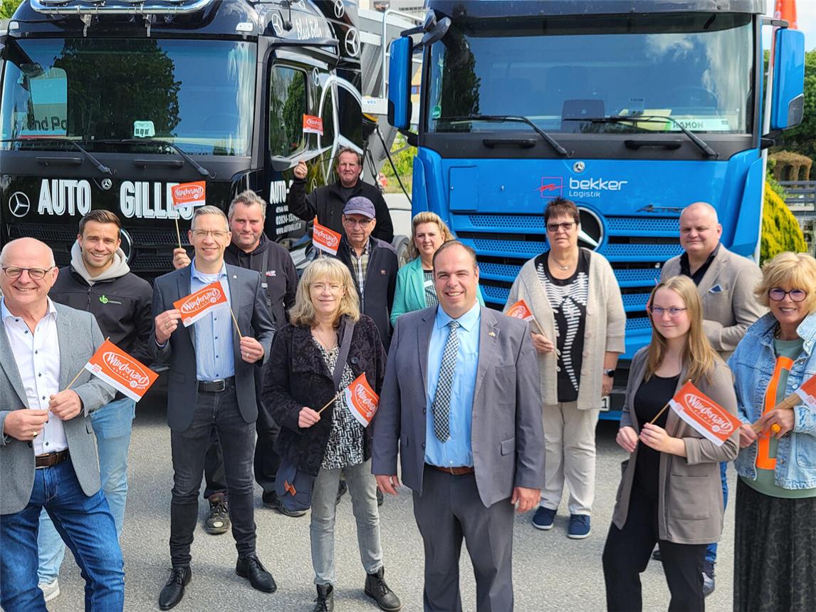 Teilnehmer, Unterstützer und Organisatoren von „Wunderland Kalkar on Wheels“. NN-Foto: MB