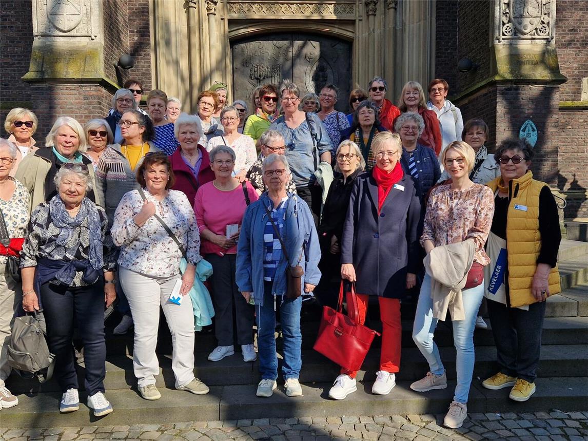 Teilnehmerinnen der Stadtführung zum Internationalen Frauentag in Kevelaer erfuhren von den Stadtführerinnen Margret Meurs, Mechtild Jansen und der Gleichstellungsbeauftragten Christiane Peulen interessante Geschichten über Kevelaerer Frauen. Foto: © Wallfahrtsstadt Kevelaer