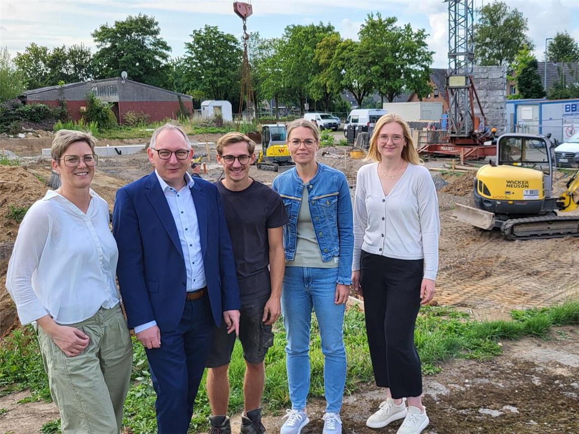 Termin an der Spraypark-Baustelle: (v. l.) Kirsten Voigt, Sebastian Hense, Till Kaste, Mareike Linsenmaier und Luise Weißenbach. NN-Foto: MB