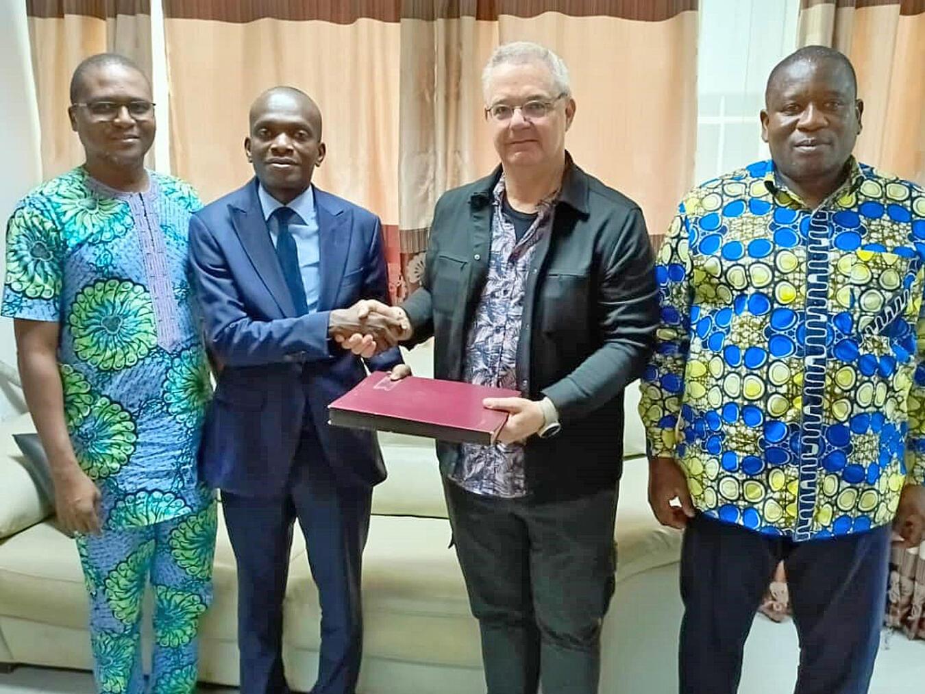 Termin im Außenministerium (v.l.): Jules Tohountodé (Vorsitzender von Education Service International, der Partnerorganisation von pro dogbo in Benin), Roméo Hounkponou (Direktor für Rechtsangelegenheiten des Außenministeriums), Klaus van Briel (pro dogbo) und Vincent Abalo (Assistent der juristischen Direktion im Außenamt).Foto: pro dogbo