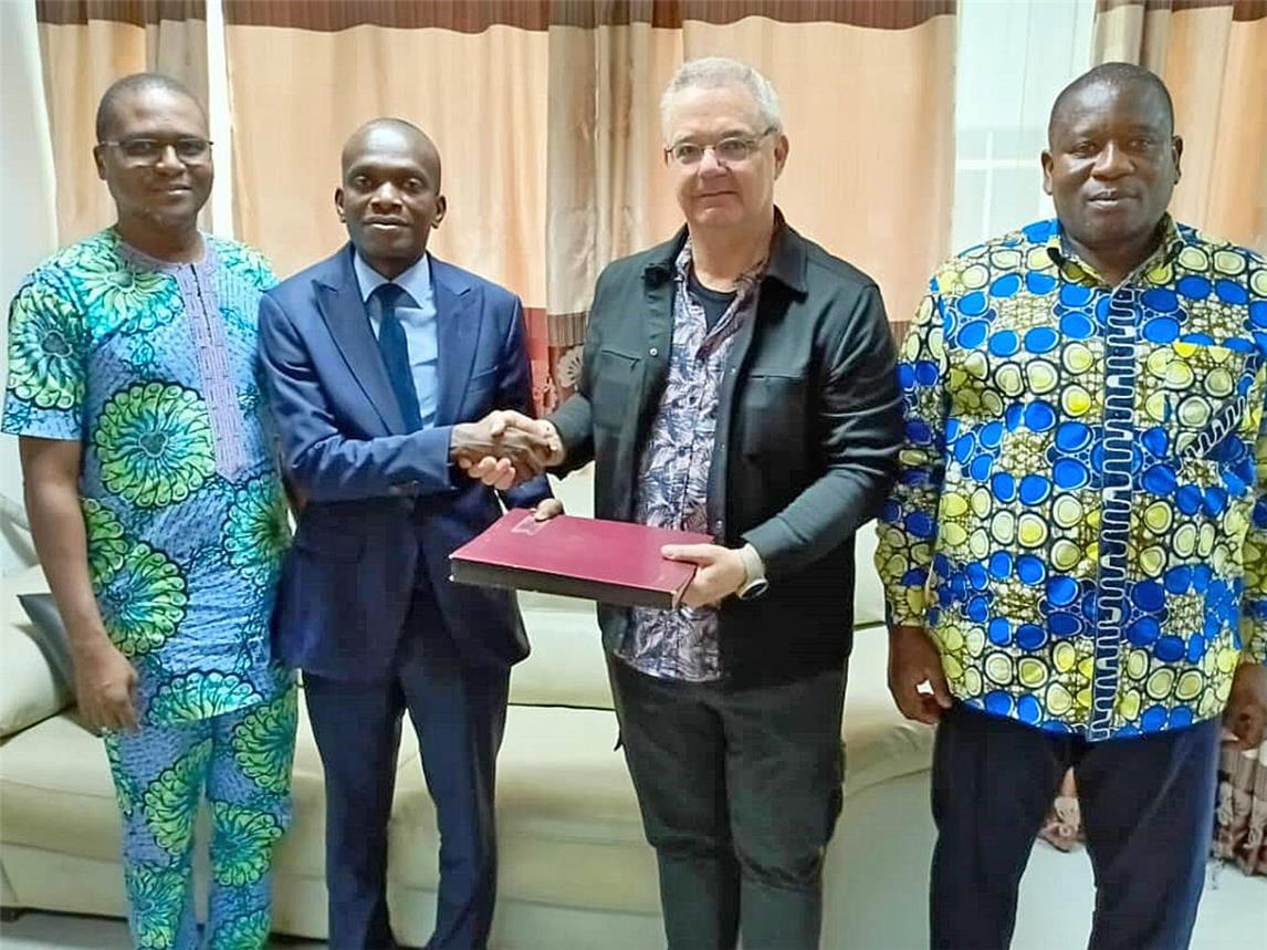 Termin im Außenministerium (v.l.): Jules Tohountodé (Vorsitzender von Education Service International, der Partnerorganisation von pro dogbo in Benin), Roméo Hounkponou (Direktor für Rechtsangelegenheiten des Außenministeriums), Klaus van Briel (pro dogbo) und Vincent Abalo (Assistent der juristischen Direktion im Außenamt).Foto: pro dogbo