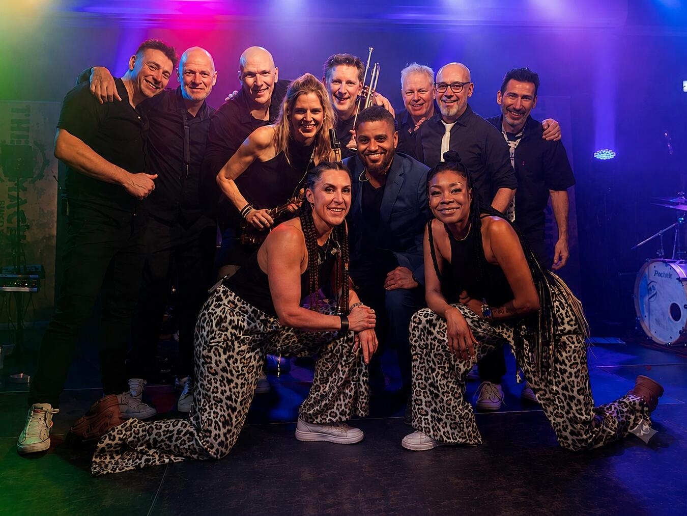 "The B Machine Band auf der Bühne, Konzertatmosphäre, Party, Live-Musik, energiegeladene Performance"