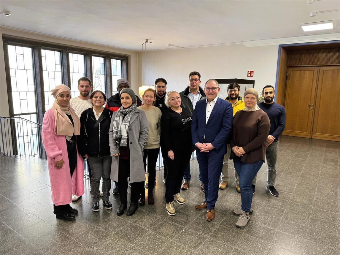 Themen aus Politik und Leben besprach der BBZ-Sprachkurs im Reeser Rathaus. Hier unter anderem mit Bürgermeister Sebastian Hense (4.v.re.) und Thomas Geerts, BBZ Kleve (5.v.re.). Foto: Stadt Rees