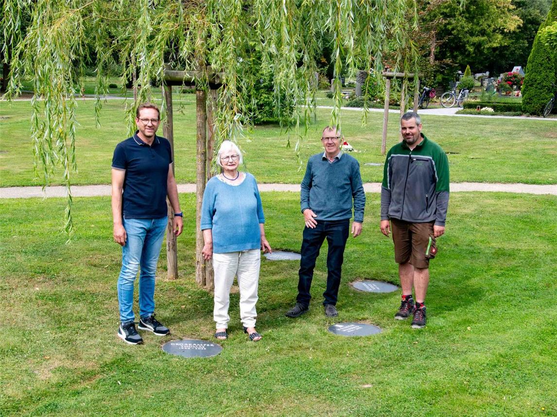 Theo Ermers, Annegret Beckedahl, Ernst Koppers und Ralf Hornbergs haben die neue Bestattungsmöglichkeit vorgestellt. Foto: Bischöfliche Pressestelle / Christian Breuer