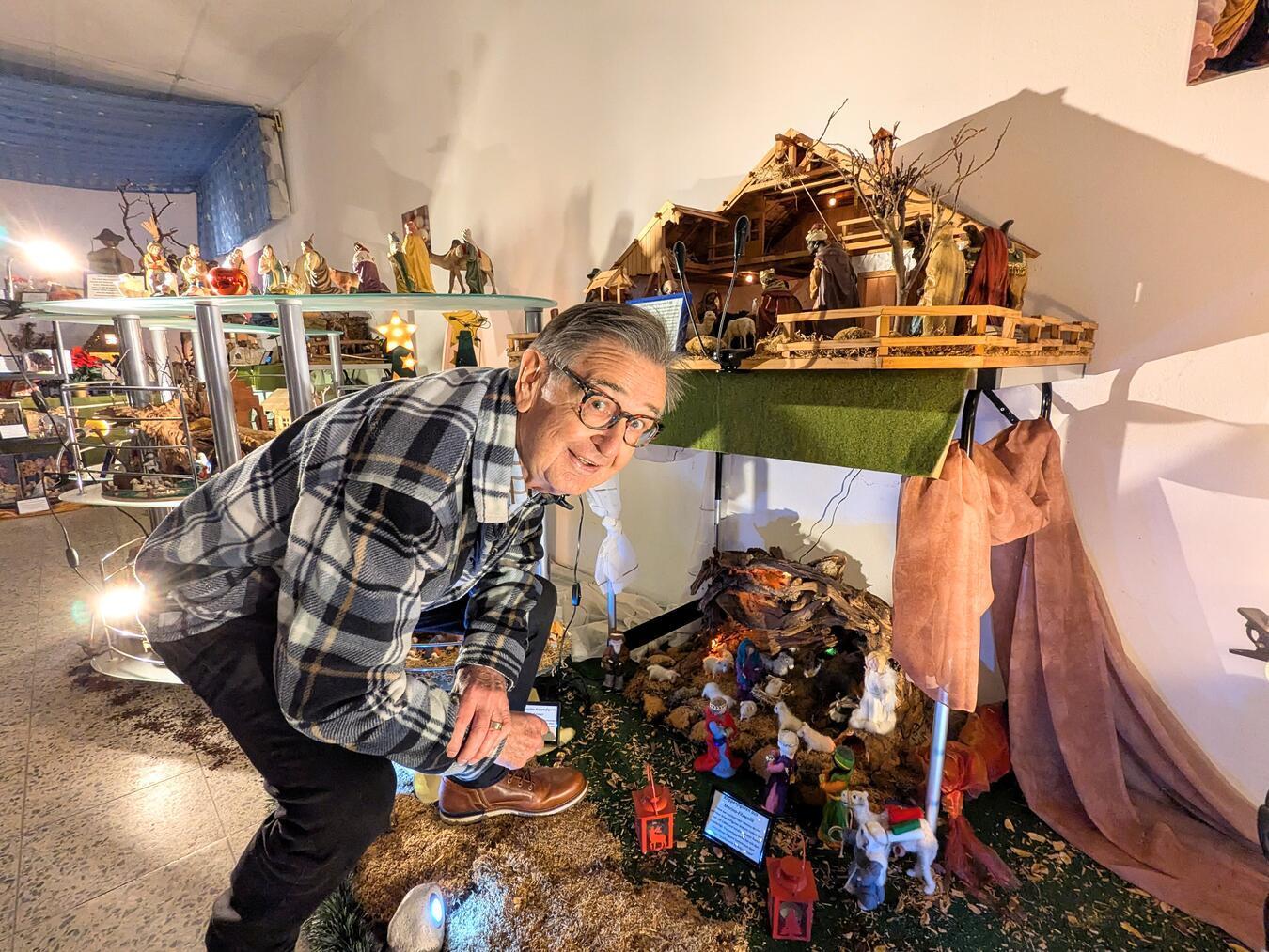Theo Erps hat eine Leidenschaft für Krippen, und davon auch ganz schön viele. Foto: J. Kurschatke