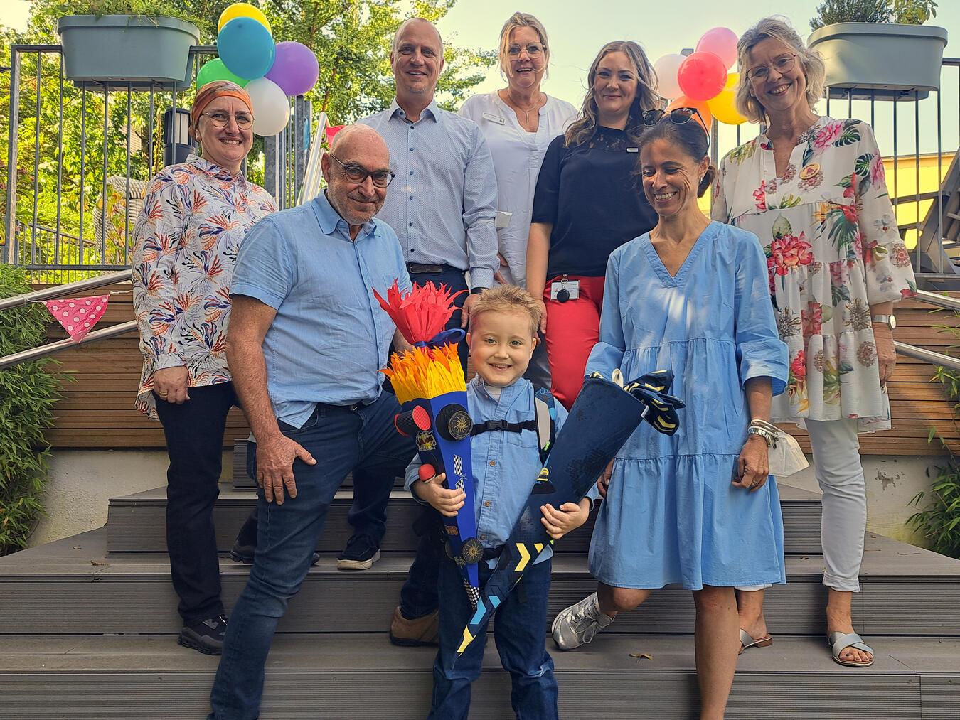 Theo freue sich über gleich zwei Schultüten und viele Gäste anlässlich seiner Einschulung.Foto: Förderverein zugunsten krebskranker Kinder Krefeld / Petra Verhasselt