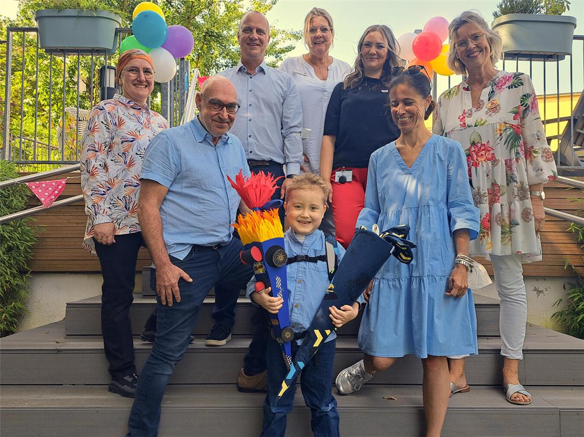 Theo freue sich über gleich zwei Schultüten und viele Gäste anlässlich seiner Einschulung.Foto: Förderverein zugunsten krebskranker Kinder Krefeld / Petra Verhasselt