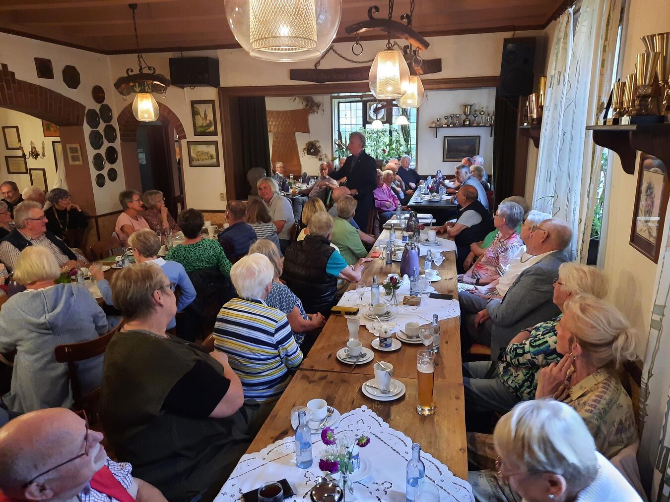 Theo Giesbers aus dem niederländischen Groesbeek hatte den Mitgliedern einiges zu erzählen. Foto: SeniorenUnion