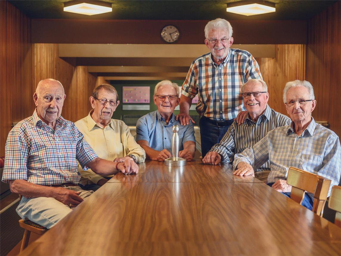 Theo Interbieten, Werner Elders, Willi van Bebber, Heinz Verhaaren, Jakob van Heesch und Karl-Heinz Gebauer schwelgen bei ihren Zusammenkünften gerne in Erinnerungen. Foto: MvO