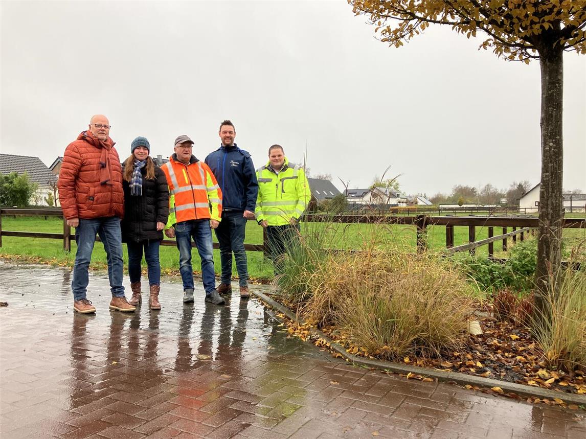Theo Reimer, Stefanie Röhrhoff aus dem Bauamt mit Heinz Jansen vom gemeindlichen Bauhof, Jens Eckermann von Stauden Peters und Dennis Reimer vom Kranenburger Bauamt (v.l.) freuen sich auf die Beetpatenaktion im Frühjahr. Foto: Gemeinde Kranenburg