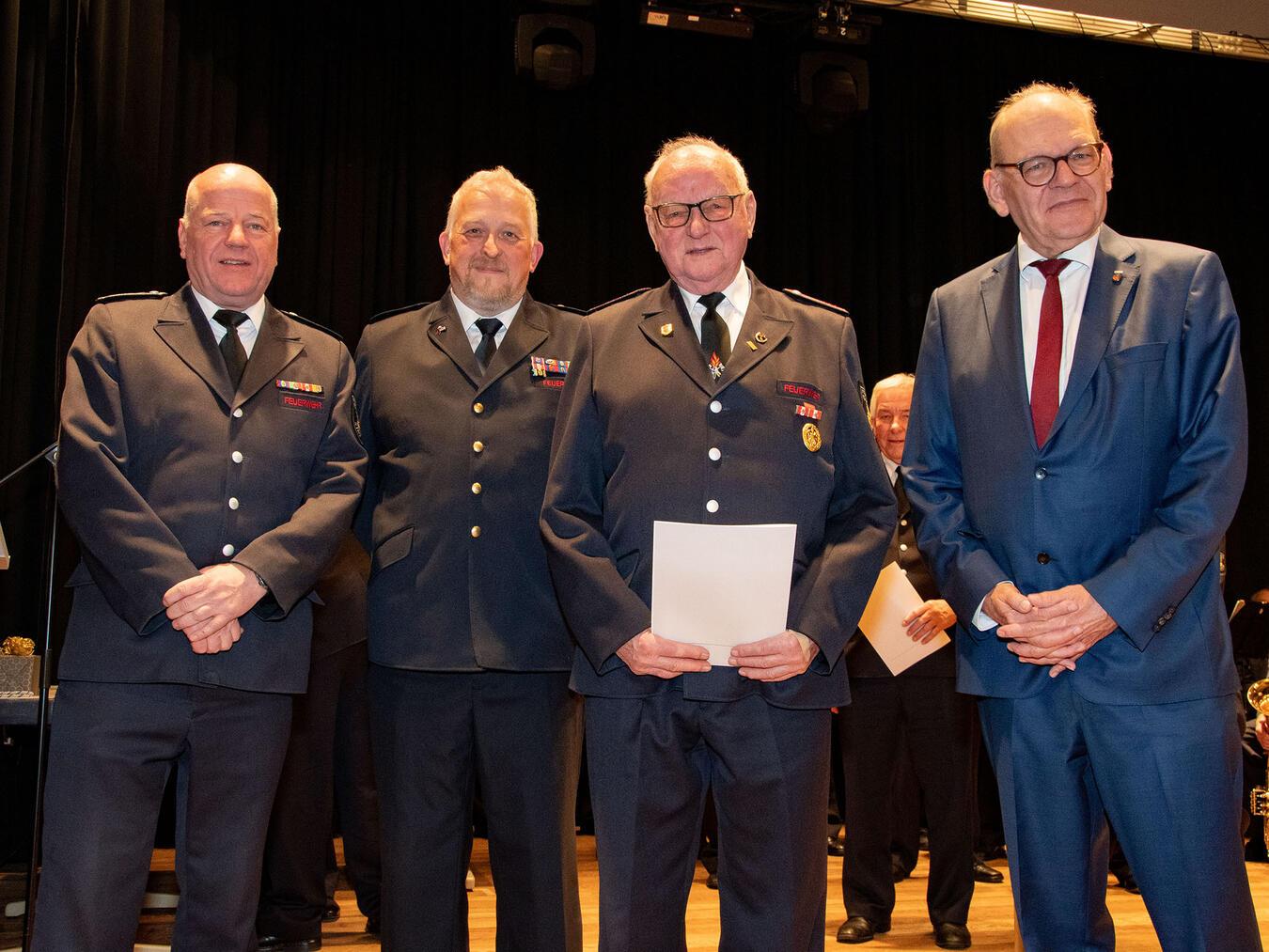 Theo Thyssen (2.v.r.) wird für 75 Jahre Mitgliedschaft geehrt.