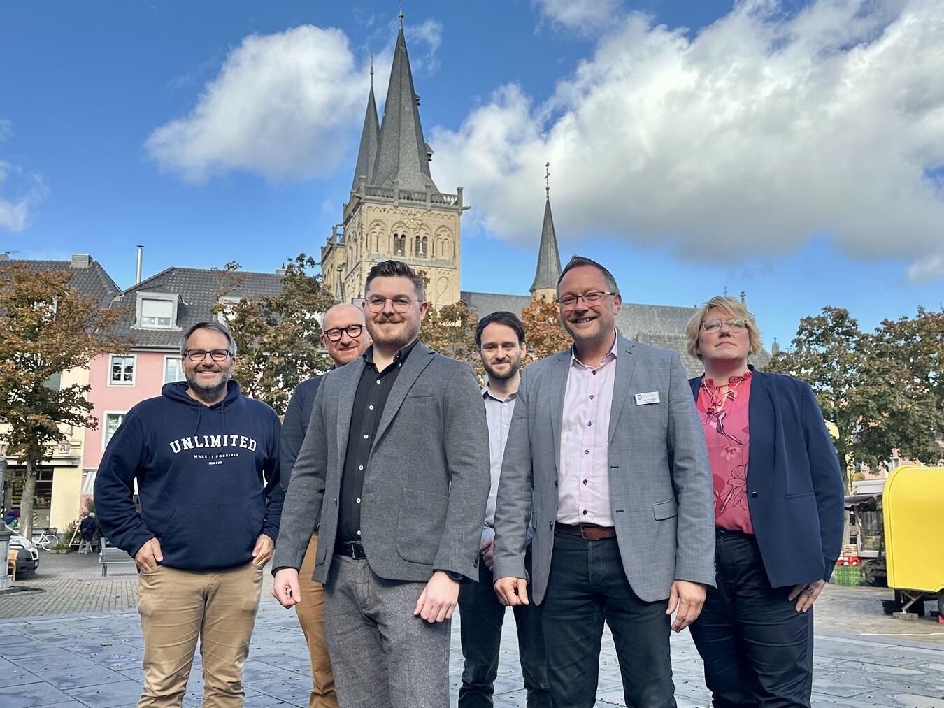 Thilo Schwedmann (3.v.l.) freut sich auf seine neue Aufgabe; Michael Neumaier (IGX), Niklas Franke (Stadt Xanten), Stefan Roeloffs (Stadt Xanten), Bürgermeister Thomas Görtz und Nicola Lümmen (IGX; v.l.) freuen sich über den neuen Wirtschaftsförderer. NN-Foto: SP