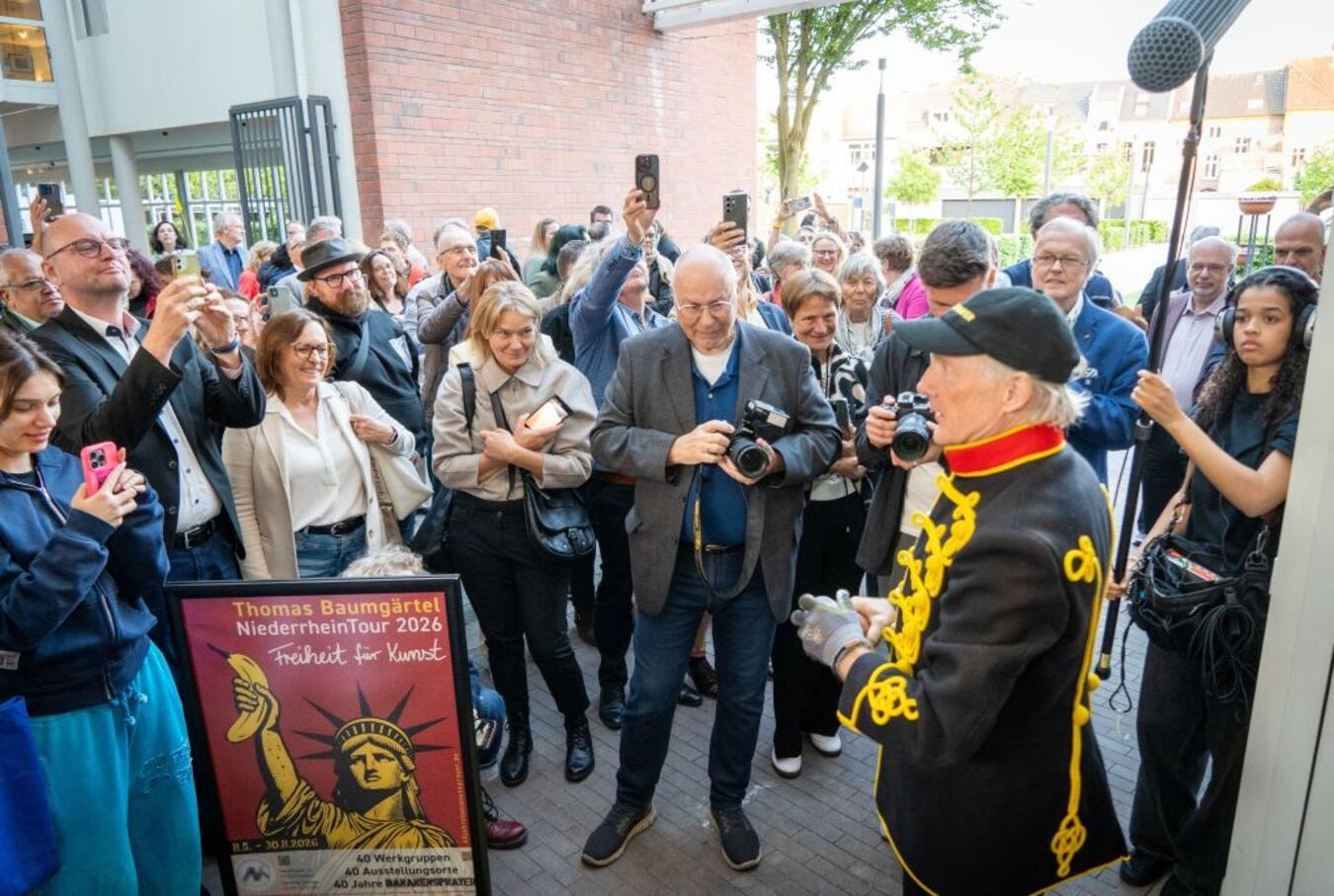 Thomas Baumgärtel eröffnet „NiederrheinTour 2026 – Freiheit für Kunst“ "Thomas Baumgärtel spricht vor Gästen am Niederrheinischen Museum Kevelaer, Kunstveranstaltung im Freien"