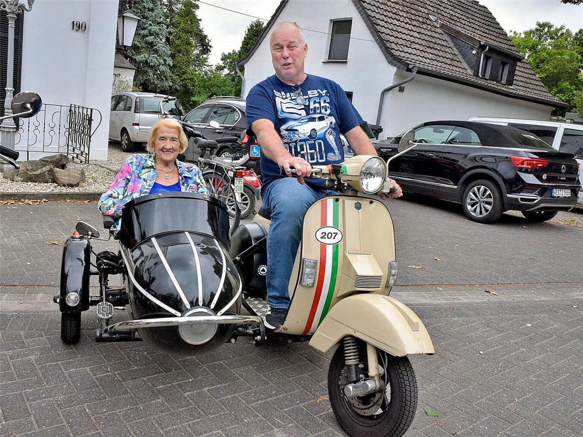 "Thomas Blankenhagen und Marie-Luise Klar bei historischem Zweirad-Treffen, aufgenommen von Rüdiger Dehnen."