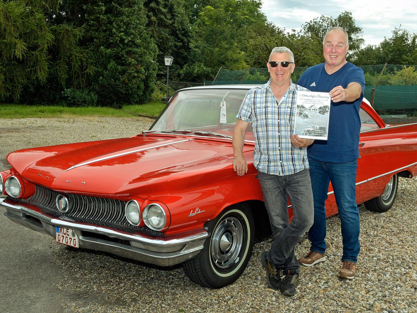 Thomas Blankenhagen (r.) mit Willi Schel und dessen Buick LeSabre Coupé aus dem Jahr 1960. NN-Foto: Rüdiger Dehnen