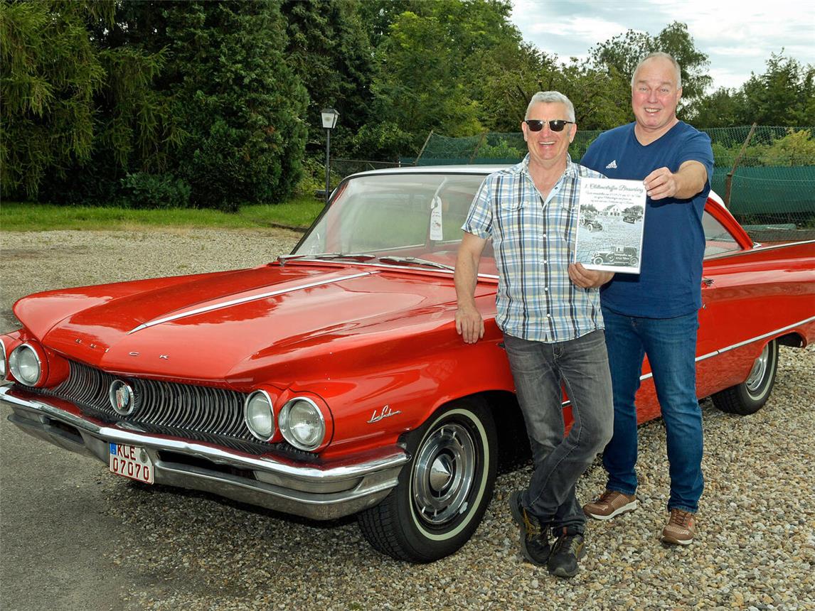 Thomas Blankenhagen (r.) mit Willi Schel und dessen Buick LeSabre Coupé aus dem Jahr 1960. NN-Foto: Rüdiger Dehnen