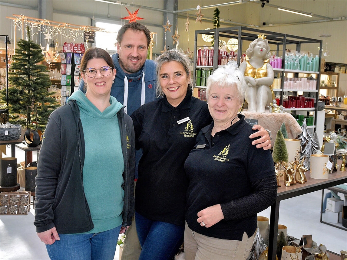 Thomas Bloemen freut sich mit Christel Bonk, Nicole Richter-Migallou und Uschi Buddenbruck auf die Adventsausstellung. NN-Foto: Rüdiger Dehnen