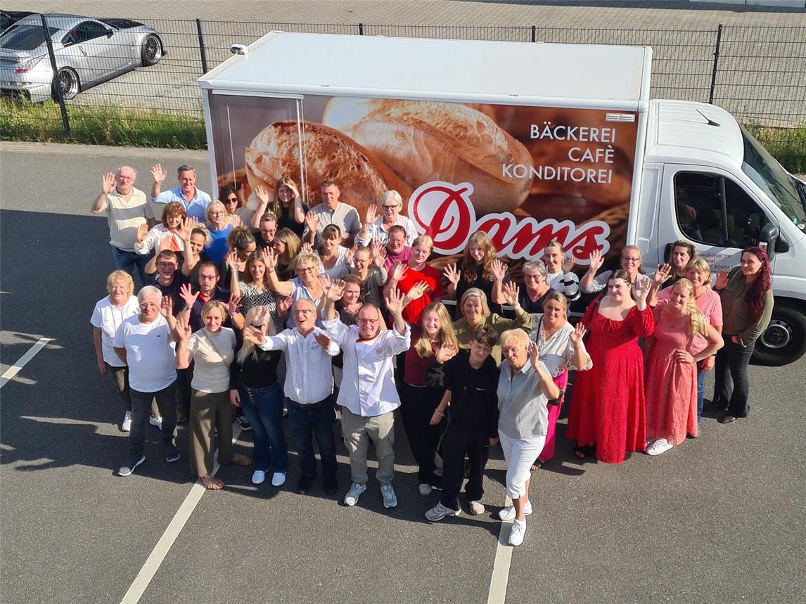 Thomas Dams mit Mitarbeitern und Familie. Foto: Dams