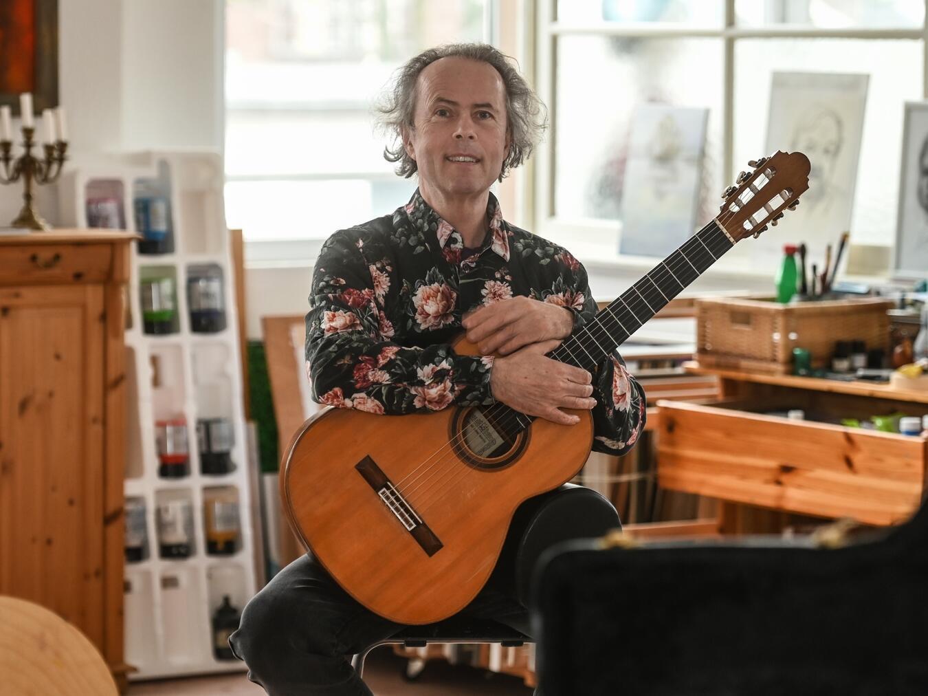 Thomas Geisselbrecht erzählt in der Kulturscheune in Emmerich seine Geschichte als Musiker. Foto: privat