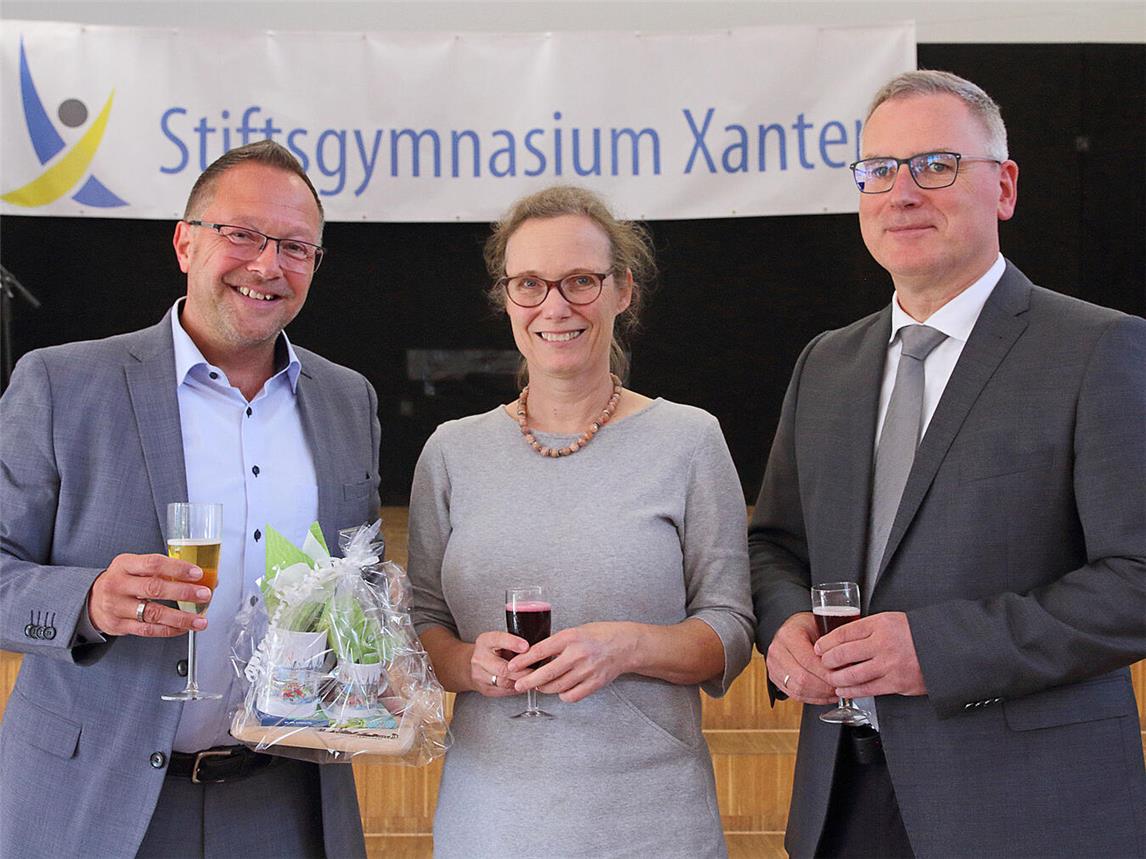 Thomas Görtz, Corinna Dickmann und Martin Boland (v.l.) bei der kleinen Feierstunde. NN-Foto: Theo Leie