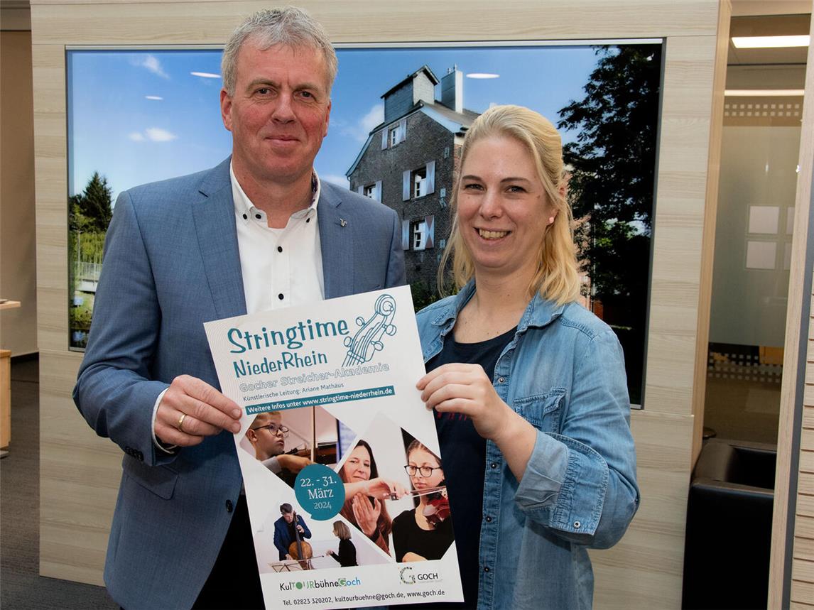 Thomas Grootens, Geschäftsstellenleiter der Volksbank an der Niers in Goch mit Kultourbühne-Mitarbeiterin Inga van Beek. Foto: Torsten Matenaers